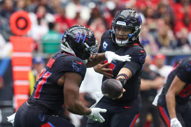 HOUSTON, TX - OCTOBER 26: Quarterback C.J. Stroud 7 of the Houston Texans hands the ball off to running back Nick Chubb 21 of the Houston Texans during the NFL, American Football Herren, USA game between Houston Texans and San Francisco 49ers on October 26, 2025, at NRG Stadium in Houston, TX. (Photo by David Buono Icon Sportswire) NFL: OCT 26 49ers at Texans EDITORIAL USE ONLY Icon251026152