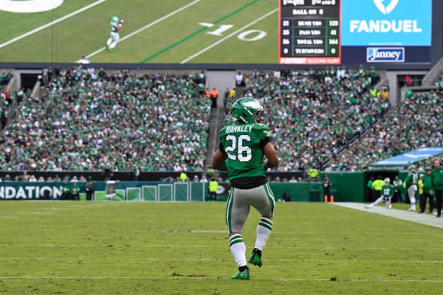 PHILADELPHIA, PA - OCTOBER 26: Philadelphia Eagles running back Saquon Barkley 26 is shown spinning with the ball during the game between the New York Giants and the Philadelphia Eagles on October 26th, 2025 at Lincoln Financial Field in Philadelphia, PA. (Photo by Terence Lewis Icon Sportswire) NFL, American Football Herren, USA OCT 26 Giants at Eagles EDITORIAL USE ONLY Icon251026132