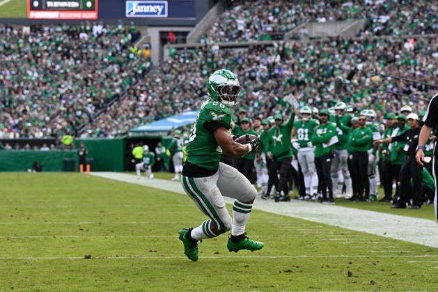 PHILADELPHIA, PA - OCTOBER 26: Philadelphia Eagles running back Saquon Barkley 26 scores a touchdown during the game between the New York Giants and the Philadelphia Eagles on October 26th, 2025 at Lincoln Financial Field in Philadelphia, PA. (Photo by Terence Lewis Icon Sportswire) NFL, American Football Herren, USA OCT 26 Giants at Eagles EDITORIAL USE ONLY Icon251026136