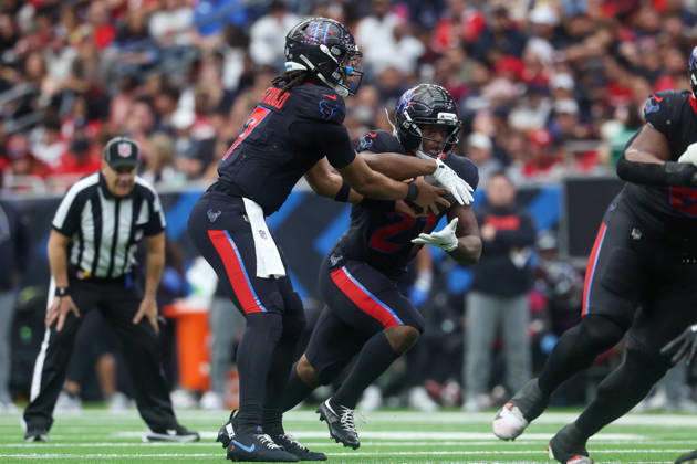 HOUSTON, TX - OCTOBER 26: Quarterback C.J. Stroud 7 of the Houston Texans hands the ball off to running back Nick Chubb 21 of the Houston Texans during the NFL, American Football Herren, USA game between Houston Texans and San Francisco 49ers on October 26, 2025, at NRG Stadium in Houston, TX. (Photo by David Buono Icon Sportswire) NFL: OCT 26 49ers at Texans EDITORIAL USE ONLY Icon251026013