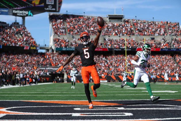 CINCINNATI, OH - OCTOBER 26: Cincinnati Bengals wide receiver Tee Higgins (5) scores a touchdown during the game against the New York Jets and the Cincinnati Bengals on October 26, 2025, at Paycor Stadium in Cincinnati, OH. (Photo by Ian Johnson Icon Sportswire) NFL, American Football Herren, USA OCT 26 Jets at Bengals EDITORIAL USE ONLY Icon251026002