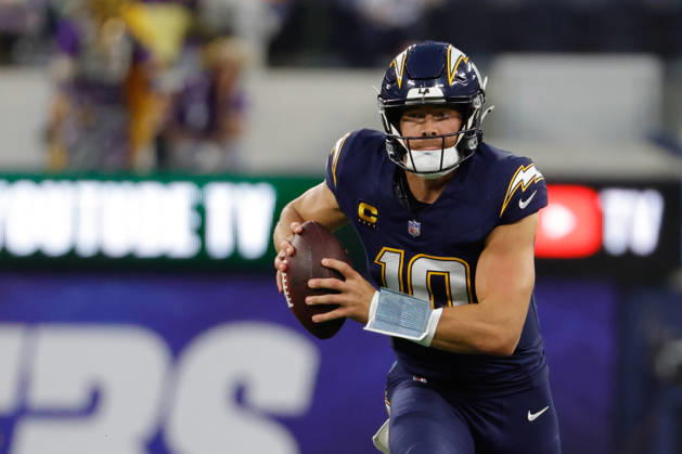 INGLEWOOD, CA - OCTOBER 23: Los Angeles Chargers quarterback Justin Herbert (10) runs the football during the NFL, American Football Herren, USA game between the Minnesota Vikings and the Los Angeles Chargers on October 23, 2025, at SoFi Stadium in Inglewood, CA. (Photo by Jevone Moore Icon Sportswire) NFL: OCT 23 Vikings at Chargers EDITORIAL USE ONLY Icon20251023055
