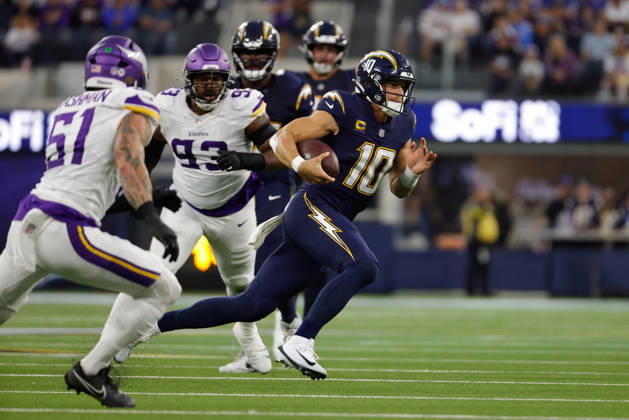 INGLEWOOD, CA - OCTOBER 23: Los Angeles Chargers quarterback Justin Herbert (10) runs the football during the NFL, American Football Herren, USA game between the Minnesota Vikings and the Los Angeles Chargers on October 23, 2025, at SoFi Stadium in Inglewood, CA. (Photo by Jevone Moore Icon Sportswire) NFL: OCT 23 Vikings at Chargers EDITORIAL USE ONLY Icon20251023056