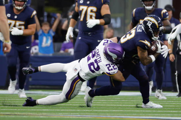 INGLEWOOD, CA - OCTOBER 23: Los Angeles Chargers wide receiver Keenan Allen (13) catches the ball during the NFL, American Football Herren, USA game between the Minnesota Vikings and the Los Angeles Chargers on October 23, 2025, at SoFi Stadium in Inglewood, CA. (Photo by Jevone Moore Icon Sportswire) NFL: OCT 23 Vikings at Chargers EDITORIAL USE ONLY Icon20251023043