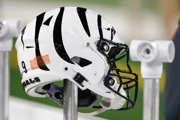 CINCINNATI, OH - OCTOBER 16: A Cincinnati Bengals helmet sits on the bench before the game against the Pittsburgh Steelers and the Cincinnati Bengals on October 16, 2025, at Paycor Stadium in Cincinnati, OH. (Photo by Ian Johnson Icon Sportswire) NFL, American Football Herren, USA OCT 16 Steelers at Bengals EDITORIAL USE ONLY Icon251016114