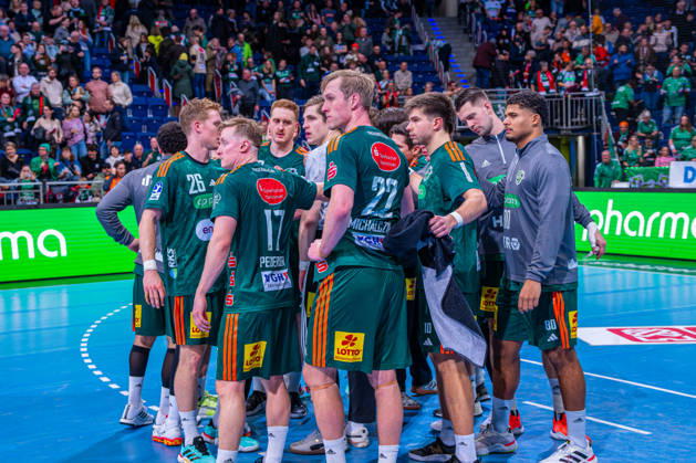 August Pedersen TSV Hannover Burgdorf, No. 17 Marian Michalczik TSV Hannover Burgdorf, No. 22 Renars Uscins TSV Hannover Burgdorf, No. 10 v l , TSV Hannover Burgdorf green against GWD Minden white on matchday 19 of the 2025 2026 season in the DAIKIN Handball Bundesliga 27 12 2025, ZAG Arena Hannover, GER , Copyright: xJanxGuentherx xTSVxHannover-Burgdorfx