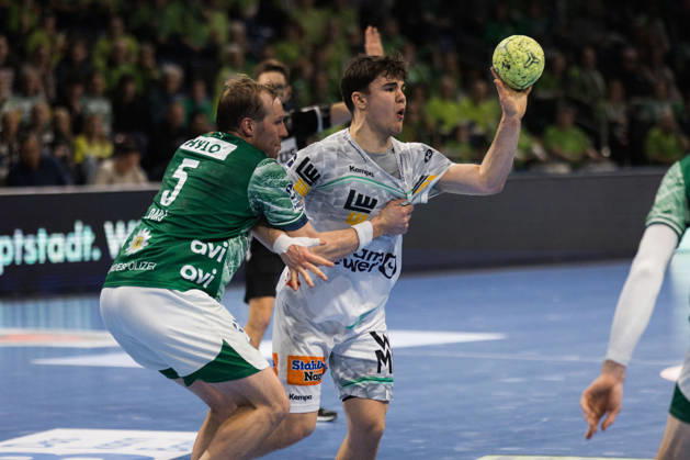 Elias NEWEL FRISCH AUF Goeppingen, 40 in duel against Max DARJ Fuechse Berlin, 05 GER, Fuechse Berlin vs FRISCH AUF Goeppingen, Handball, Bundesliga, Matchday 19, Season 2025 2026, 27 12 2025, GER, Fuechse Berlin vs FRISCH AUF Goeppingen, Handball, Bundesliga, Matchday 19, Season 2025 2026, 27 12 2025, Berlin Copyright: xEibnerxPressefoto OliverxSchmidtx EP_OST