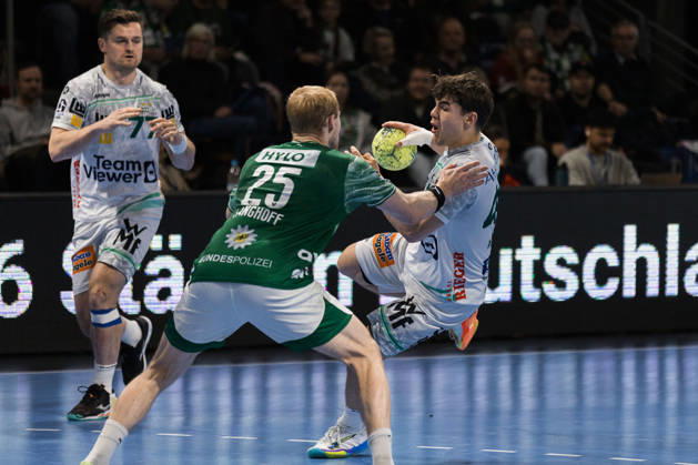 Elias NEWEL FRISCH AUF Goeppingen, 40 in duel against Matthes LANGHOFF Fuechse Berlin, 25 GER, Fuechse Berlin vs FRISCH AUF Goeppingen, Handball, Bundesliga, Matchday 19, Season 2025 2026, 27 12 2025, GER, Fuechse Berlin vs FRISCH AUF Goeppingen, Handball, Bundesliga, Matchday 19, Season 2025 2026, 27 12 2025, Berlin Copyright: xEibnerxPressefoto OliverxSchmidtx EP_OST