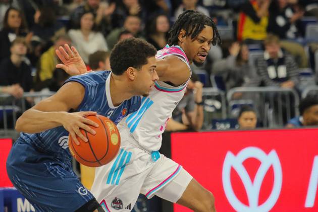 Kevin McClain MLP Academics Heidelberg, 3 , Zachery Cooks Telekom Baskets Bonn, 3 GER, MLP Academics Heidelberg vs Telekom Baskets Bonn, Basketball, easycredit Basketball Bundesliga, Matchday 12, Season, 2025 2026, 27 12 2025 GER, MLP Academics Heidelberg vs Telekom Baskets Bonn, Basketball, easycredit Basketball Bundesliga, Matchday 12, Season, 2025 2026, 27 12 2025 Mannheim Copyright: xEibner-Pressefoto JoergxHirschx EP_JHH