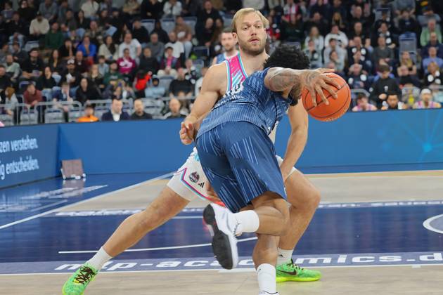 Melvin Jostmann Telekom Baskets Bonn, 12 ,Marcus Werthers MLP Academics Heidelberg, 00 GER, MLP Academics Heidelberg vs Telekom Baskets Bonn, Basketball, easycredit Basketball Bundesliga, 12 Matchday, Season, 2025 2026, 27 12 2025 GER, MLP Academics Heidelberg vs Telekom Baskets Bonn, Basketball, easycredit Basketball Bundesliga, 12 Matchday, Season, 2025 2026, 27 12 2025 Mannheim Copyright: xEibner-Pressefoto JoergxHirschx EP_JHH
