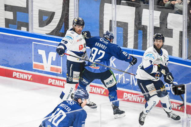 Straubing Tigers vs Iserlohn Roosters, Ice Hockey, German Ice Hockey League, Penny DEL, Matchday 33, Season 2025 2026, 28 12 2025 Marcel Brandt Straubing Tigers on the sidelines with Colin Ugbekile Iserlohn Roosters , Ice Hockey Men, German Ice Hockey League, Penny DEL, Matchday 33, Season 2025 2026 on 28 12 2025 at Eisstadion am Pulverturm, Straubing Tigers blue vs Iserlohn Roosters white
