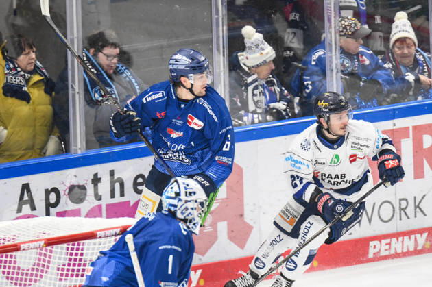 Straubing Tigers vs Iserlohn Roosters, Ice Hockey, German Ice Hockey League, Penny DEL, 33 Matchday, Season 2025 2026, 28 12 2025 Alex Green Straubing Tigers with Christian Thomas Iserlohn Roosters , Ice Hockey Men, German Ice Hockey League, Penny DEL, 33 Matchday, Season 2025 2026 on 28 12 2025 at Eisstadion am Pulverturm, Straubing Tigers blue vs Iserlohn Roosters white