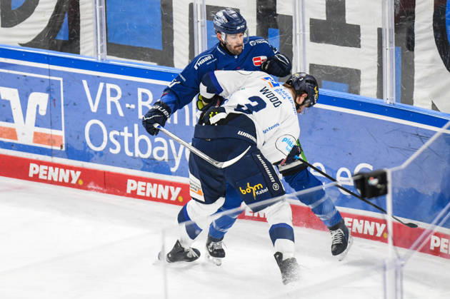 Straubing Tigers vs Iserlohn Roosters, Ice Hockey, Deutsche Eishockey Liga, Penny DEL, 33 Spieltag, Saison 2025 2026, 28 12 2025 Justin Scott straubing Tigers in duel with Kyle Wood Iserlohn Roosters , Eishockey Herren, Deutsche Eishockey Liga, Penny DEL, 33 Spieltag, Saison 2025 2026 am 28 12 2025 im Eisstadion am Pulverturm, Straubing Tigers blue vs Iserlohn Roosters white