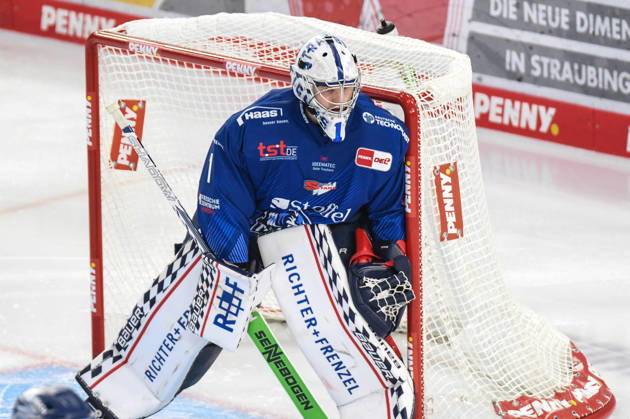 Straubing Tigers vs Iserlohn Roosters, Ice Hockey, German Ice Hockey League, Penny DEL, 33 Matchday, Season 2025 2026, 28 12 2025 Florian Bugl Straubing Tigers , Ice Hockey Men, German Ice Hockey League, Penny DEL, 33 Matchday, Season 2025 2026 on 28 12 2025 at Eisstadion am Pulverturm, Straubing Tigers blue vs Iserlohn Roosters white