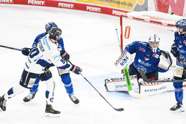 Straubing Tigers vs Iserlohn Roosters, Ice Hockey, Deutsche Eishockey Liga, Penny DEL, 33 Spieltag, Saison 2025 2026, 28 12 2025 Tarjo Jentzsch Iserlohn Roosters misses the goal in front of Florian Bugl Straubing Tigers , Eishockey Herren, Deutsche Eishockey Liga, Penny DEL, 33 Spieltag, Saison 2025 2026 am 28 12 2025 im Eisstadion am Pulverturm, Straubing Tigers blue vs Iserlohn Roosters white