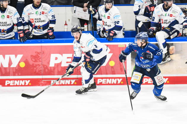Straubing Tigers vs Iserlohn Roosters, Ice Hockey, Deutsche Eishockey Liga, Penny DEL, 33 Spieltag, Saison 2025 2026, 28 12 2025 Tyler Boland Iserlohn Roosters mit Elis Hede Straubing Tigers , Eishockey Herren, Deutsche Eishockey Liga, Penny DEL, 33 Spieltag, Saison 2025 2026 am 28 12 2025 im Eisstadion am Pulverturm, Straubing Tigers blue vs Iserlohn Roosters white