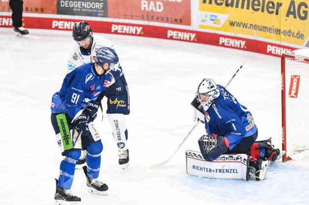 Straubing Tigers vs Iserlohn Roosters, Ice Hockey, German Ice Hockey League, Penny DEL, Matchday 33, Season 2025 2026, 28 12 2025 Florian Bugl Straubing Tigers watching the match, Ice Hockey Men, German Ice Hockey League, Penny DEL, Matchday 33, Season 2025 2026 on 28 12 2025 at Eisstadion am Pulverturm, Straubing Tigers blue vs Iserlohn Roosters white