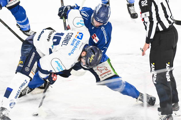 Straubing Tigers vs Iserlohn Roosters, Ice Hockey, Deutsche Eishockey Liga, Penny DEL, 33 Spieltag, Saison 2025 2026, 28 12 2025 Danjo Leonhardt Straubing Tigers at the face-off with Eric Cornel Iserlohn Roosters , Eishockey Herren, Deutsche Eishockey Liga, Penny DEL, 33 Spieltag, Saison 2025 2026 am 28 12 2025 im Eisstadion am Pulverturm, Straubing Tigers blue vs Iserlohn Roosters white