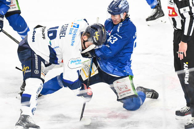 Straubing Tigers vs Iserlohn Roosters, Ice Hockey, Deutsche Eishockey Liga, Penny DEL, 33 Spieltag, Saison 2025 2026, 28 12 2025 Danjo Leonhardt Straubing Tigers at the face-off with Eric Cornel Iserlohn Roosters , Eishockey Herren, Deutsche Eishockey Liga, Penny DEL, 33 Spieltag, Saison 2025 2026 am 28 12 2025 im Eisstadion am Pulverturm, Straubing Tigers blue vs Iserlohn Roosters white