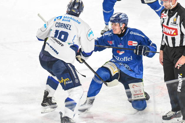 Straubing Tigers vs Iserlohn Roosters, Ice Hockey, Deutsche Eishockey Liga, Penny DEL, 33 Spieltag, Saison 2025 2026, 28 12 2025 Danjo Leonhardt Straubing Tigers at the face-off with Eric Cornel Iserlohn Roosters , Eishockey Herren, Deutsche Eishockey Liga, Penny DEL, 33 Spieltag, Saison 2025 2026 am 28 12 2025 im Eisstadion am Pulverturm, Straubing Tigers blue vs Iserlohn Roosters white