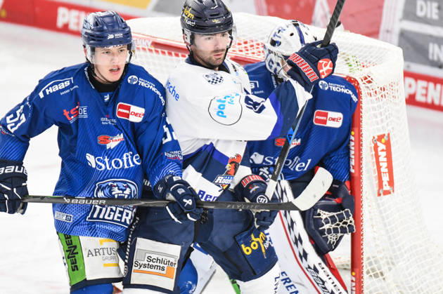 Straubing Tigers vs Iserlohn Roosters, Ice Hockey, German Ice Hockey League, Penny DEL, 33 Matchday, Season 2025 2026, 28 12 2025 Danjo Leonhardt Straubing Tigers with Eric Cornel Iserlohn Roosters , Ice Hockey Men, German Ice Hockey League, Penny DEL, 33 Matchday, Season 2025 2026 on 28 12 2025 at Eisstadion am Pulverturm, Straubing Tigers blue vs Iserlohn Roosters white
