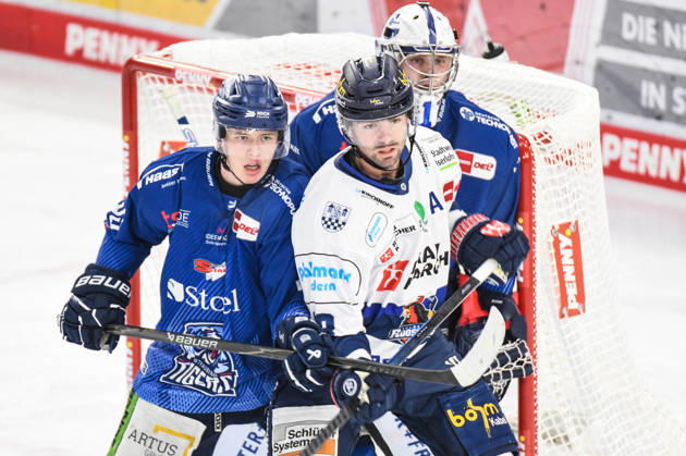 Straubing Tigers vs Iserlohn Roosters, Ice Hockey, German Ice Hockey League, Penny DEL, 33 Matchday, Season 2025 2026, 28 12 2025 Danjo Leonhardt Straubing Tigers with Eric Cornel Iserlohn Roosters , Ice Hockey Men, German Ice Hockey League, Penny DEL, 33 Matchday, Season 2025 2026 on 28 12 2025 at Eisstadion am Pulverturm, Straubing Tigers blue vs Iserlohn Roosters white