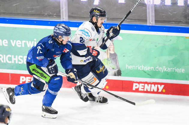 Straubing Tigers vs Iserlohn Roosters, Ice Hockey, Deutsche Eishockey Liga, Penny DEL, 33 Spieltag, Saison 2025 2026, 28 12 2025 Elis Hede Straubing Tigers in duel with Lua Niehus Iserlohn Roosters , Eishockey Herren, Deutsche Eishockey Liga, Penny DEL, 33 Spieltag, Saison 2025 2026 am 28 12 2025 im Eisstadion am Pulverturm, Straubing Tigers blue vs Iserlohn Roosters white