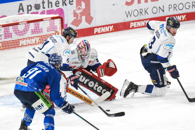 Straubing Tigers vs Iserlohn Roosters, Ice Hockey, Deutsche Eishockey Liga, Penny DEL, 33 Spieltag, Saison 2025 2026, 28 12 2025 Tim Fleischer Straubing Tigers misses the goal in front of Andreas Jenike Iserlohn Roosters , Eishockey Herren, Deutsche Eishockey Liga, Penny DEL, 33 Spieltag, Saison 2025 2026 am 28 12 2025 im Eisstadion am Pulverturm, Straubing Tigers blue vs Iserlohn Roosters white