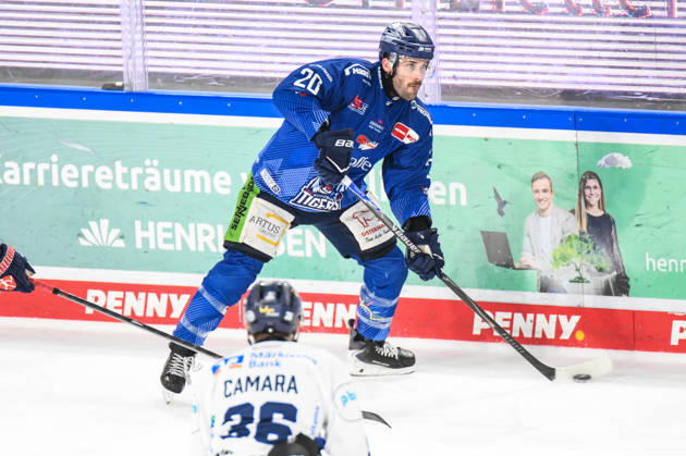 Straubing Tigers vs Iserlohn Roosters, Ice Hockey, German Ice Hockey League, Penny DEL, 33 Matchday, Season 2025 2026, 28 12 2025 Justin Scott straubing Tigers , Ice Hockey Men, German Ice Hockey League, Penny DEL, 33 Matchday, Season 2025 2026 on 28 12 2025 at Eisstadion am Pulverturm, Straubing Tigers blue vs Iserlohn Roosters white
