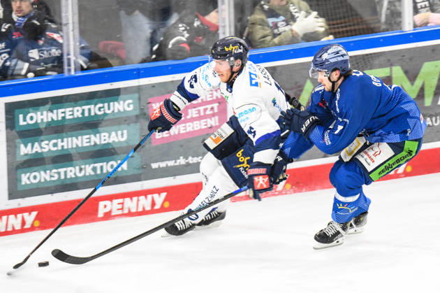 Straubing Tigers vs Iserlohn Roosters, Ice Hockey, Deutsche Eishockey Liga, Penny DEL, 33 Spieltag, Saison 2025 2026, 28 12 2025 Nicolas Beaudin Straubing Tigers in duel with Matias Lassen Iserlohn Roosters , Eishockey Herren, Deutsche Eishockey Liga, Penny DEL, 33 Spieltag, Saison 2025 2026 am 28 12 2025 im Eisstadion am Pulverturm, Straubing Tigers blue vs Iserlohn Roosters white