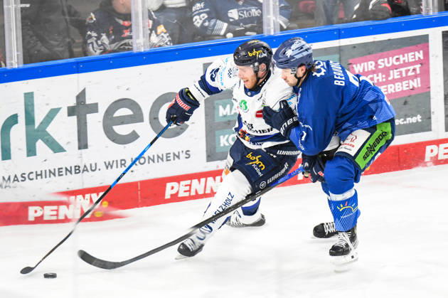 Straubing Tigers vs Iserlohn Roosters, Ice Hockey, Deutsche Eishockey Liga, Penny DEL, 33 Spieltag, Saison 2025 2026, 28 12 2025 Nicolas Beaudin Straubing Tigers in duel with Matias Lassen Iserlohn Roosters , Eishockey Herren, Deutsche Eishockey Liga, Penny DEL, 33 Spieltag, Saison 2025 2026 am 28 12 2025 im Eisstadion am Pulverturm, Straubing Tigers blue vs Iserlohn Roosters white