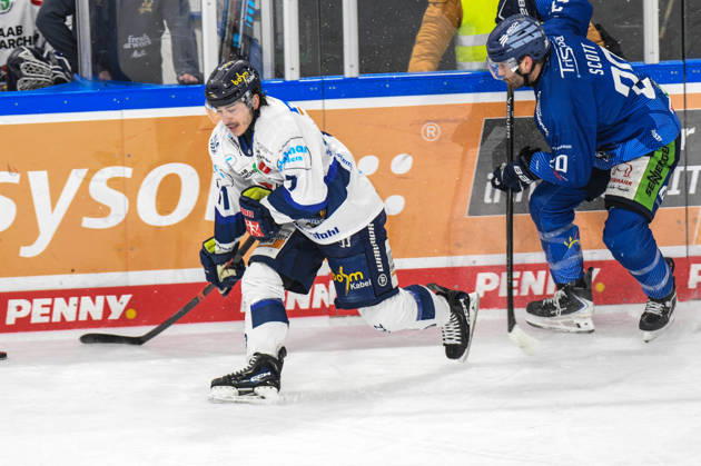 Straubing Tigers vs Iserlohn Roosters, Ice Hockey, German Ice Hockey League, Penny DEL, Matchday 33, Season 2025 2026, 28 12 2025 Justin Scott straubing Tigers obstructs Daniel Fischbuch Iserlohn Roosters , Ice Hockey Men, German Ice Hockey League, Penny DEL, Matchday 33, Season 2025 2026 on 28 12 2025 at Eisstadion am Pulverturm, Straubing Tigers blue vs Iserlohn Roosters white