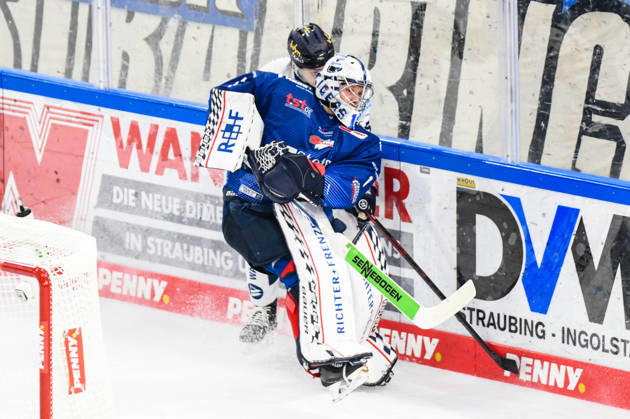 Straubing Tigers vs Iserlohn Roosters, Eishockey, Deutsche Eishockey Liga, Penny DEL, 33 Spieltag, Saison 2025 2026, 28 12 2025 Florian Bugl Straubing Tigers klaert in hoechster Not, Eishockey Herren, Deutsche Eishockey Liga, Penny DEL, 33 Spieltag, Saison 2025 2026 am 28 12 2025 im Eisstadion am Pulverturm, Straubing Tigers blau gegen Iserlohn Roosters weiß