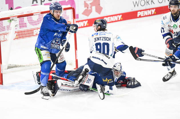 Straubing Tigers vs Iserlohn Roosters, Ice Hockey, German Ice Hockey League, Penny DEL, Matchday 33, Season 2025 2026, 28 12 2025 Florian Bugl and Tim Brunnhuber Straubing Tigers prevent Tarjo Jentzschs goal Iserlohn Roosters , Ice Hockey Men, German Ice Hockey League, Penny DEL, Matchday 33, Season 2025 2026 on 28 12 2025 at Eisstadion am Pulverturm, Straubing Tigers blue vs Iserlohn Roosters white