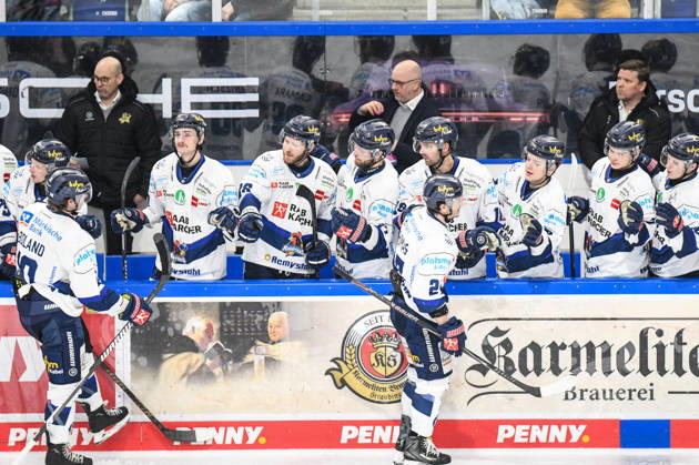 Straubing Tigers vs Iserlohn Roosters, Ice Hockey, German Ice Hockey League, Penny DEL, Matchday 33, Season 2025 2026, 28 12 2025 Christian Thomas Iserlohn Roosters celebrates his goal, Ice Hockey Men, German Ice Hockey League, Penny DEL, Matchday 33, Season 2025 2026 on 28 12 2025 at Eisstadion am Pulverturm, Straubing Tigers blue vs Iserlohn Roosters white