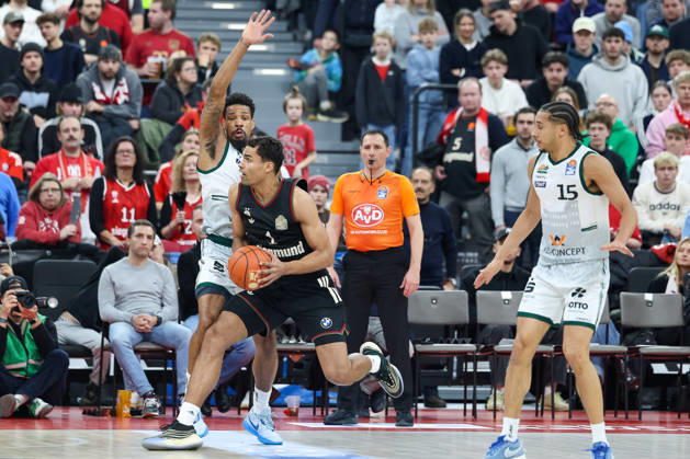 Oscar da Silva FC Bayern Basketball, 01 with Jordan Roland Vet Concept Gladiators Trier, 15 , GER, FC Bayern Basketball vs Vet Concept Gladiators Trier, Basketball, easycredit Basketball Bundesliga, 11 Matchday, Season 2025 2026, 28 12 2025, GER, FC Bayern Basketball vs Vet Concept Gladiators Trier, Basketball, easycredit Basketball Bundesliga, 11 Matchday, Season 2025 2026, 28 12 2025 Munich Copyright: xEibner-Pressefoto JennixMaulx EP_JML