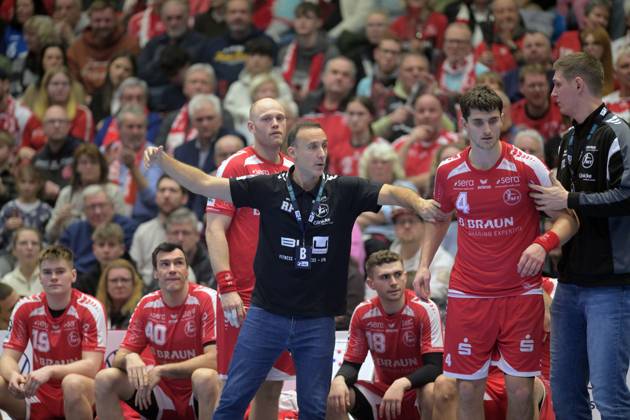 Reynir Thor Stefansson MT Melsungen 19 , Isaias Guadiola Villaplana MT Melsungen 40 back, L , Roberto Garcia Parrondo Coach MT Melsungen M , Florian Drosten MT Melsungen 18 , Adrian Sipos MT Melsungen 8 , Nikolaj Enderleit MT Melsungen 4 , Finn Lemke Co Coach MT Melsungen R , GER, MT Melsungen TVB 1898 Stuttgart, Handball, 1 Bundesliga, 19 Matchday, Season 2025 2026, 26 12 2025, GER, MT Melsungen TVB Stuttgart, Handball, 1 Bundesliga, 19 Matchday, Season 2025 2026, 26 12 2025 Kassel Copyright: xEibner-Pressefotox xRolandxSippelx EP_RSL