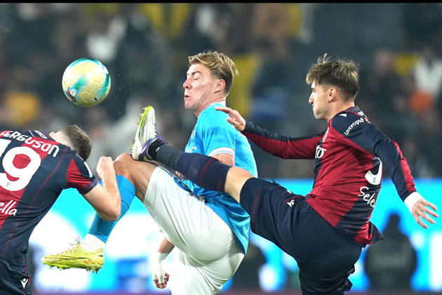 Napoli™s Rasmus Hojlund fights for the ball with Bologna s Juan Miranda during the EA Sports FC italian Supercup 2025 2026 semifinal match between Napoli and Bologna at Al-Awwal Park Stadium in Riyadh, Saudi Arabia - Soccer - Monday , December 22, 2025 Copyright: xSpada LaPressex