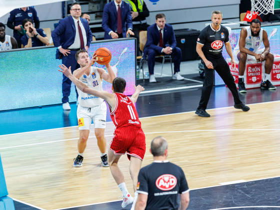 Spencer Reaves SYNTAINICS MBC, 31 , Richard Balint BMA365 Bamberg Baskets, 11 , BMA365 Bamberg Baskets vs SYNTAINICS MBC, Basketball, easyCredit BBL, Matchday 13, 30 12 2025 BMA365 Bamberg Baskets vs SYNTAINICS MBC, Basketball, easyCredit BBL, Matchday 13, 30 12 2025 Bamberg Copyright: xEibner-Pressefoto G.xSantemizx EP_EER
