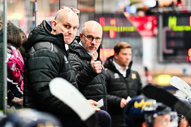 Stefan Nyman Head Coach, Headcoach, Iserlohn Roosters , Feature, Symbol photo, GER, Iserlohn Roosters vs Koeler Haie, Ice Hockey, Penny DEL, 34 Matchday, Season 2025 2026, 30 12 2025, GER, Iserlohn Roosters vs Koeler Haie, Ice Hockey, Penny DEL, 34 Matchday, Season 2025 2026, 30 12 2025 Iserlohn Copyright: xJonasxBrockmann Eibner-Pressefotx EP_JBN