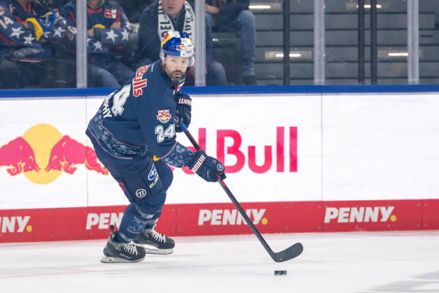 Ryan Murphy 24 EHC Red Bull Muenchen , EHC Red Bull Muenchen vs Augsburger Panther, PENNY DEL, Main Round, Matchday 34, 30 12 2025 Muenchen Bayern Germany Copyright: xkolbert-press UlrichxGamelx