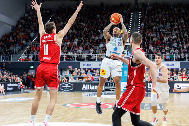 Richard Balint BMA365 Bamberg Baskets, 11 , Charles Callison SYNTAINICS MBC, 23 , Daniel Keppeler BMA365 Bamberg Baskets, 31 , BMA365 Bamberg Baskets vs SYNTAINICS MBC, Basketball, easyCredit BBL, Matchday 13, 30 12 2025 BMA365 Bamberg Baskets vs SYNTAINICS MBC, Basketball, easyCredit BBL, Matchday 13, 30 12 2025 Bamberg Copyright: xEibner-Pressefoto G.xSantemizx EP_EER