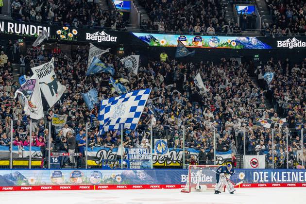 The Munich fans in the north curve behind Antoine Bibeau Goalkeeper, EHC Red Bull Muenchen, 30 cheer the goal for 2 0 GER, EHC Red Bull Muenchen vs Augsburger Panther, Ice Hockey, DEL, Matchday 34, Season 2025 2026, 30 12 2025 GER, EHC Red Bull Muenchen vs Augsburger Panther, Ice Hockey, DEL, Matchday 34, Season 2025 2026, 30 12 2025 Muenchen Copyright: xEibner-Pressefoto HeikexFeinerx EP_HFR
