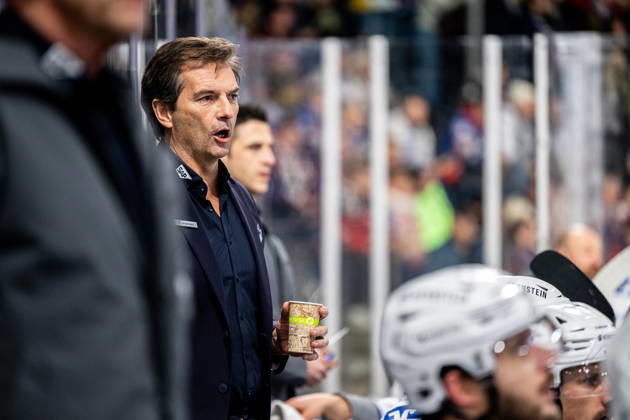 Dallas Eakins Trainer, Coach, Headcoach, Adler Mannheim , Nuernberg Ice Tigers vs Adler Mannheim, Eishockey, Penny DEL, 34 Spieltag, 30 12 2025, Nuernberg Ice Tigers vs Adler Mannheim, Eishockey, Penny DEL, 34 Spieltag, 30 12 2025 Copyright: xEibner-Pressefoto ThomasxHahnx EP_NIT