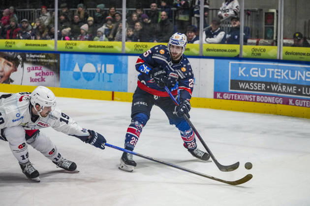 Battle for the puck duel between Alex Olivier Voyer Blue Devils Weiden, 19 and Philipp Mass Ravensburg Towerstars, 25 , GER, Ravensburg Towerstars vs Blue Devils Weiden, Ice field hockey, DEL2, Season 2025 2026, Matchday 31, Main round, 02 01 26 GER, Ravensburg Towerstars vs Blue Devils Weiden, Ice field hockey, DEL2, Season 2025 2026, Matchday 31, Main round, 02 01 26 Ravenburg Copyright: xEibner-Pressefoto MaximilianxRistx EP_MRT