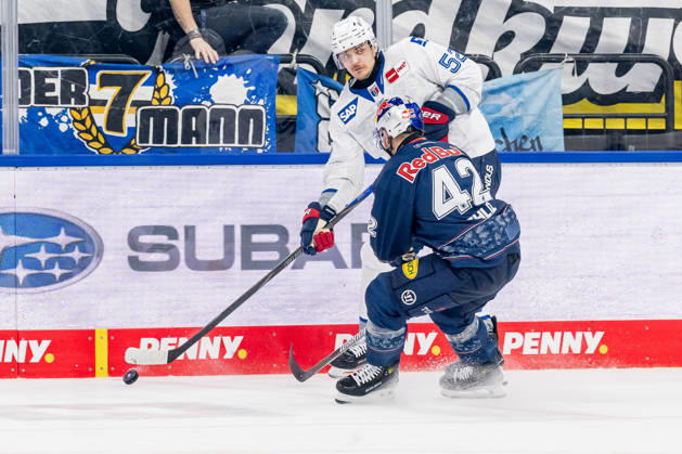 Fight for the puck duel between Nicolas Mattinen Adler Mannheim, 52 and Yasin Ehliz EHC Red Bull Muenchen, 42 GER, EHC Red Bull Muenchen vs Adler Mannheim, Ice Hockey, DEL, Matchday 36, Season 2025 2026, 04 01 2026 GER, EHC Red Bull Muenchen vs Adler Mannheim, Ice Hockey, DEL, Matchday 36, Season 2025 2026, 04 01 2026 Muenchen Copyright: xEibner-Pressefoto HeikexFeinerx EP_HFR