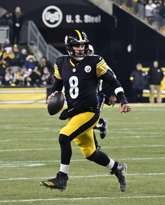 Pittsburgh Steelers quarterback Aaron Rodgers (8)runs for the sidelines during the second quarter against the Baltimore Ravens at Acrisure Stadium on Sunday, January 4, 2026 in Pittsburgh.  PIT2026010407 ARCHIExCARPENTER