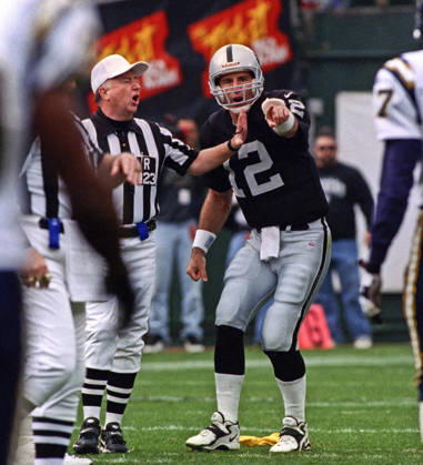 November 14, 1999 - Oakland, California, U.S - Oakland Raiders vs. San Diego Chargers at Oakland Alameda County Coliseum Sunday, November 14, 1999. Raiders beat Chargers 28-9. Oakland Raiders quarterback Rich Gannon Copyright: xAlxGolubx
