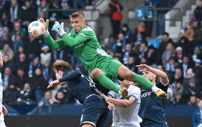 Goalkeeper Hans Christian Bernat Karlsruher SC 20 12 2025, Football 2 Bundesliga, Season 2025 2026, 17 Matchday, VfL Bochum Karlsruher SC 2 2 DFL regulations prohibit any use of photographs as image sequences and or quasi video Bochum Vonovia Ruhrstadion Nordrhein Westfalen Germany Team2