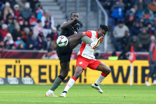 in duel, action, with Dayot Upamecano 2 FC Bayern Muenchen , Karim Konate 19 FC Red Bull Salzburg , FC Red Bull Salzburg vs FC Bayern Muenchen, Soccer, Test match, 06 01 2026 Salzburg Salzburg Austria Copyright: xkolbert-press ChristianxKolbertx